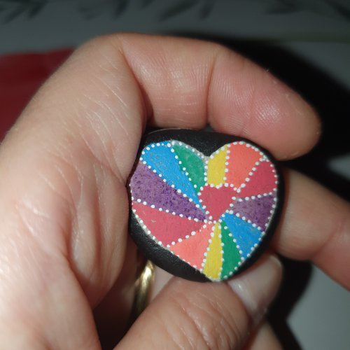 Coeur multicolore sur galet