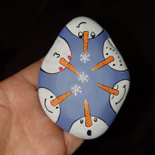 Bonhommes de neige qui fabriquent des flocons