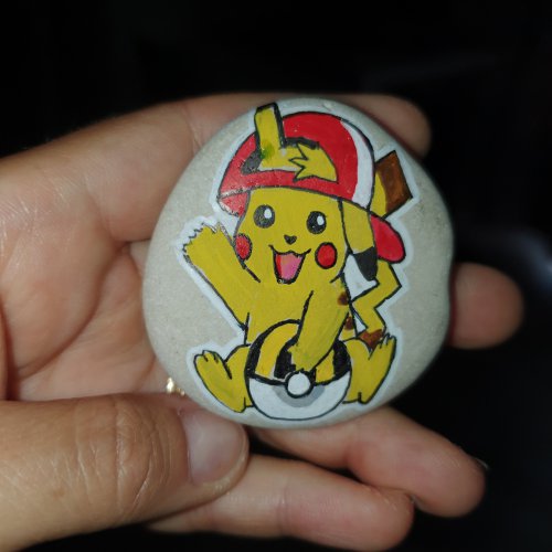 Dessin de pikachu trop mignon avec son HyperBall  Clique ici pour le chercher !