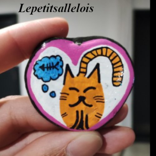 Lepetitsallelois Heart-shaped cat