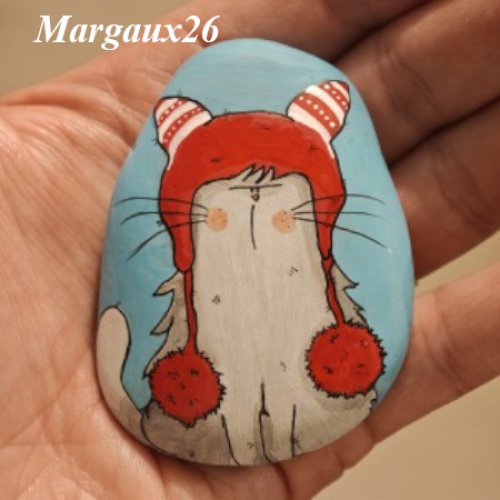 Margaux26 Cat and its bonnet