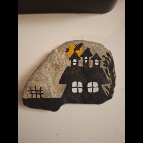 Une petite chercheuse de galet Halloween
