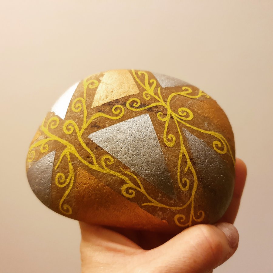 Christmas Painted Rock Tutorial on youtube (fb-rocks) : 1637835395.tuto.sur.youtube.fb.rocks.jpg