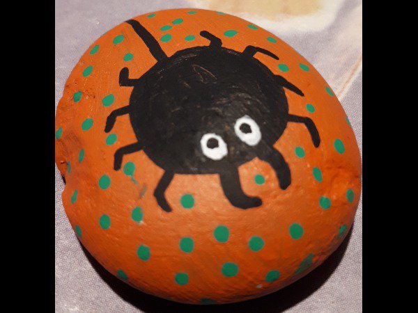 Rocks for kids Creator 136 : spider on an orange background - Halloween : 1638454150.createur.galet.136.jpg