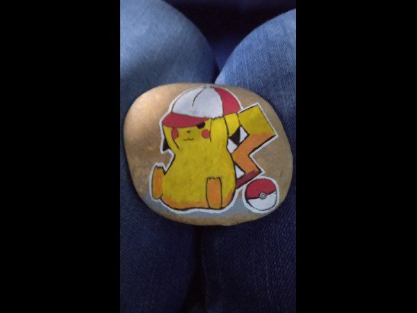 Galet pokémon Pikachu met sa casquette : 1654716476.pikachu.met.sa.casquette.jpg
