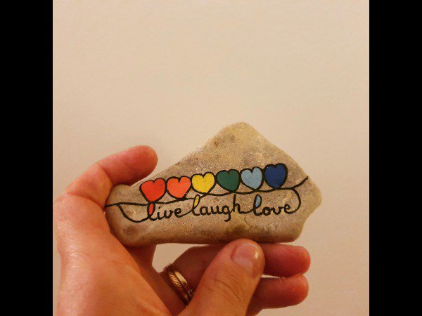Amour Coeur tendresse Vis rie aime sur galet - dessin facile pour débutant : 1654885857.live.laugh.love.jpg
