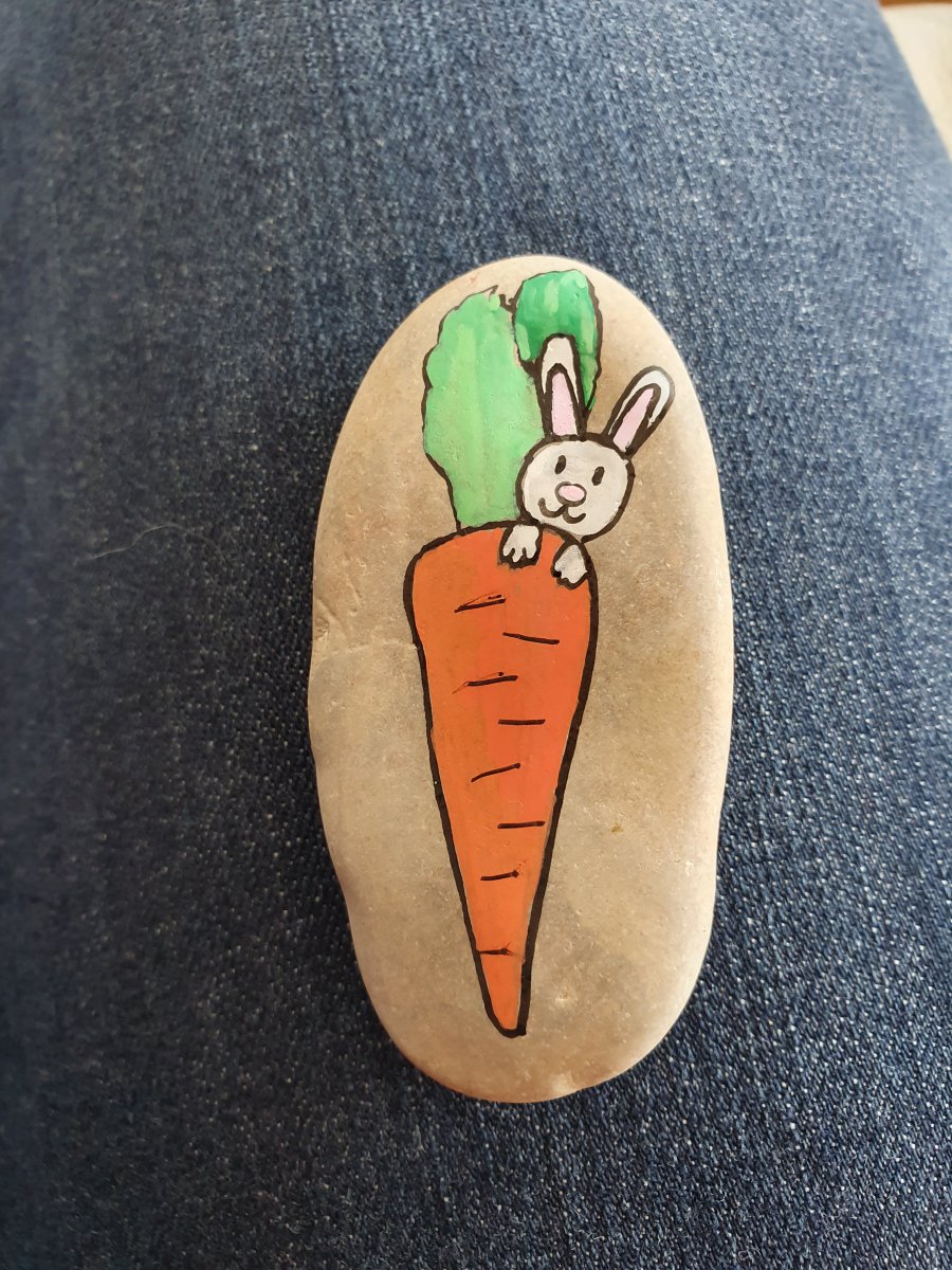 Galet facile Lapin et sa carotte : 1662300576.lapin.et.sa.carotte.jpg