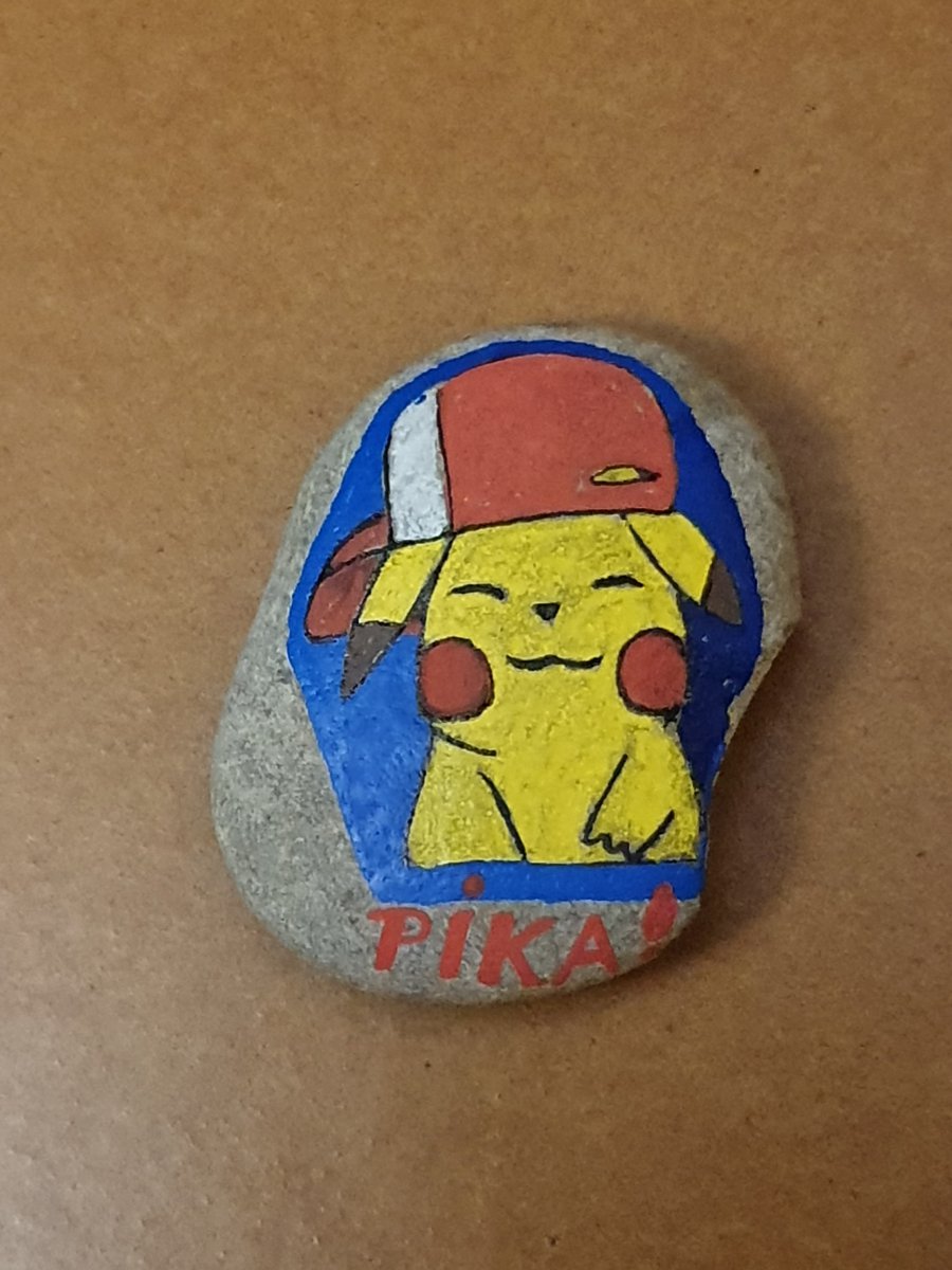 Galet pokémon Pikachu et sa casquette : 1663879913.pikachu.et.sa.casquette.jpg