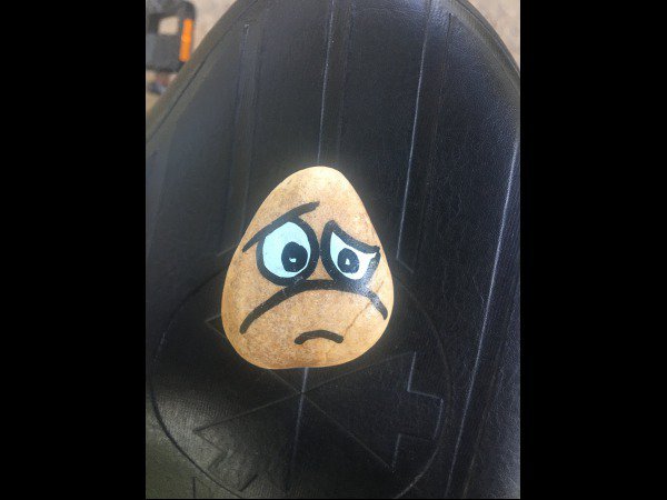 Galet peint facile : tte, Barbapapa et m&m's Createur galet 1357 Monsieur triste : 1673255797.createur.galet.1357.monsieur.triste.jpg