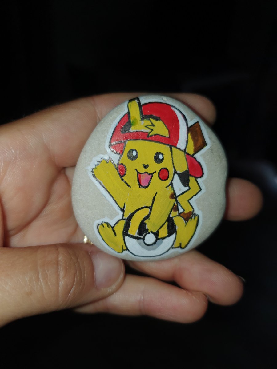 Galet pokémon Dessin de pikachu trop mignon avec son HyperBall  Clique ici pour le chercher ! : 1675025451.pikachu.et.une.hyperball.jpg