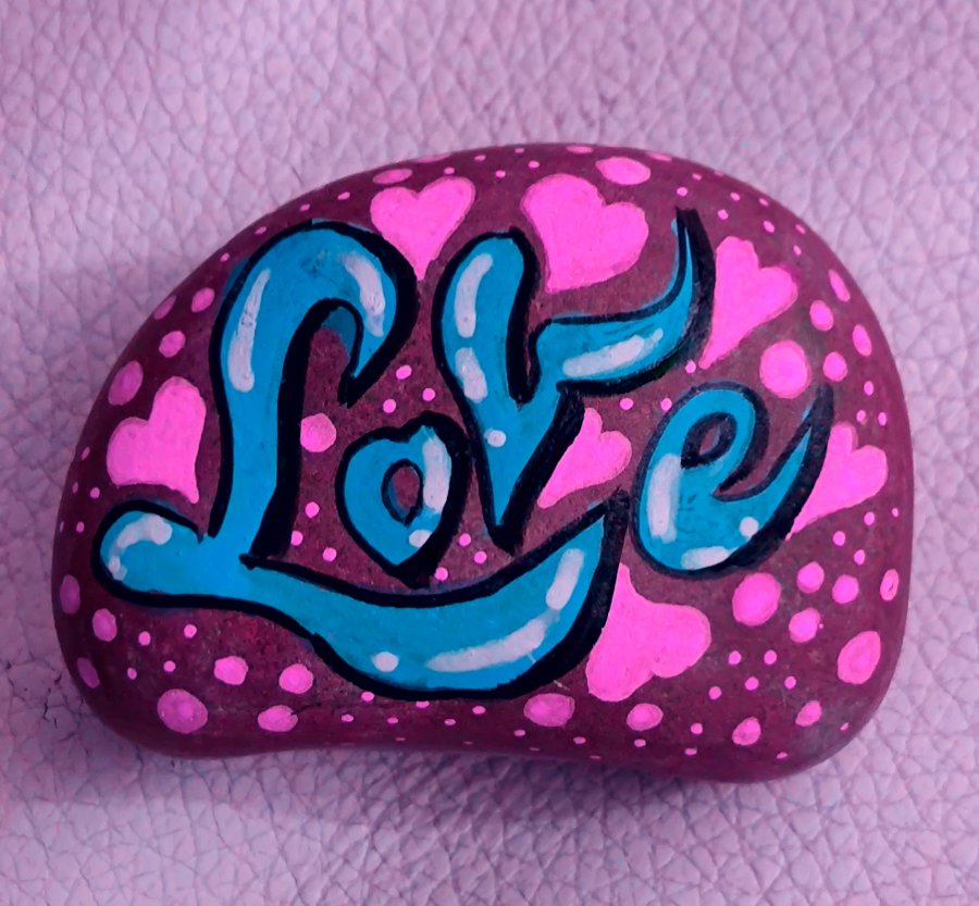 Love Heart tenderness Love on rock - Rock Painting : 1718661023.love.jpg