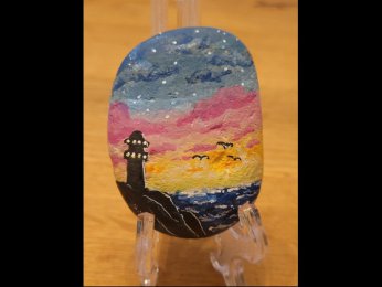 LA Un phare � la nuit tombante...