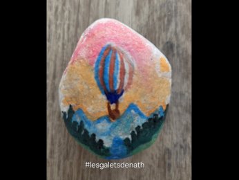 LesgaletsdeNath Une montgolfi�re au dessus des montagnes